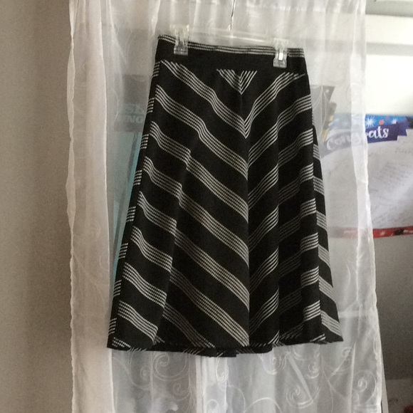 Black and White skirt - Picture 1 of 4